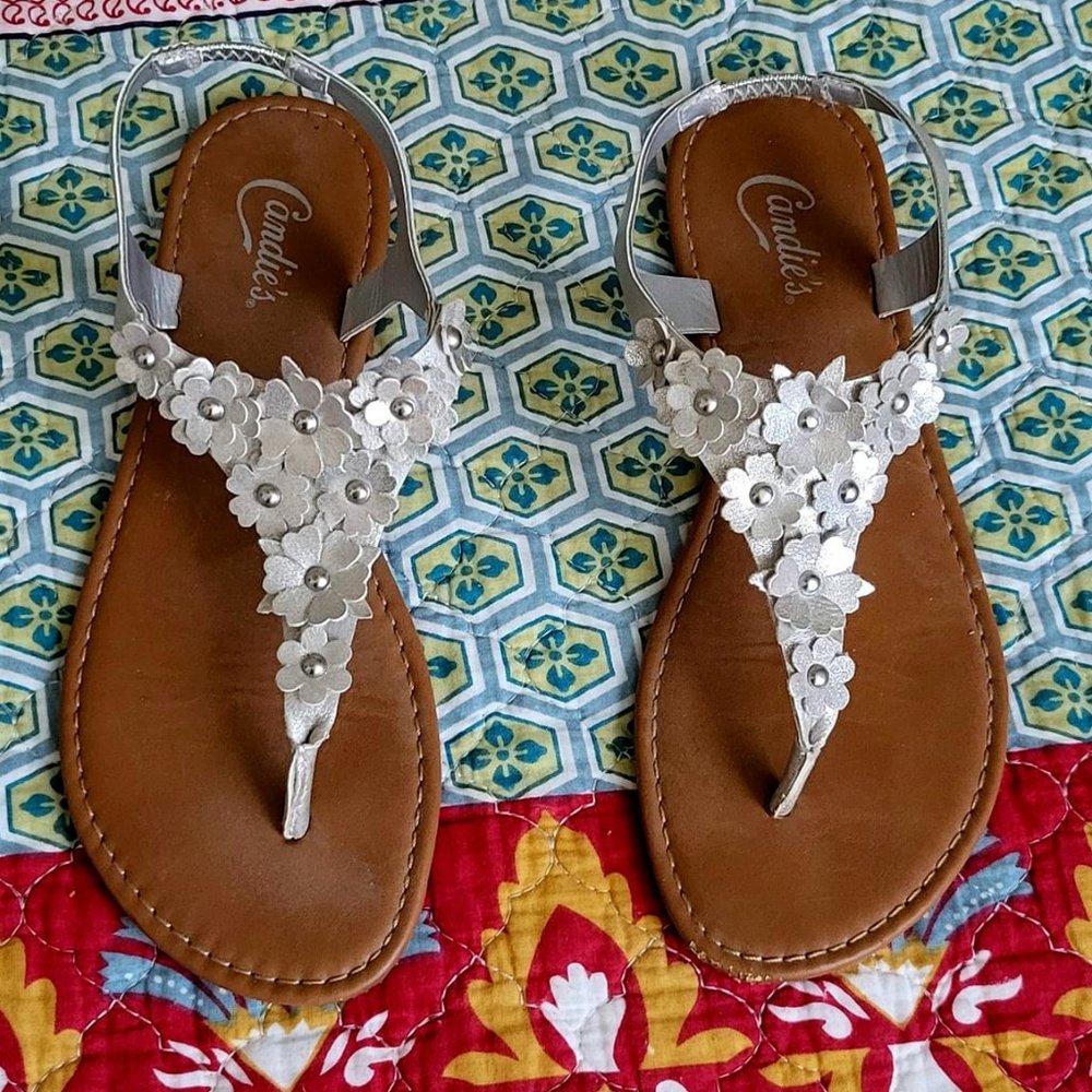 Candie's silver flower thong sandals, size 7-8